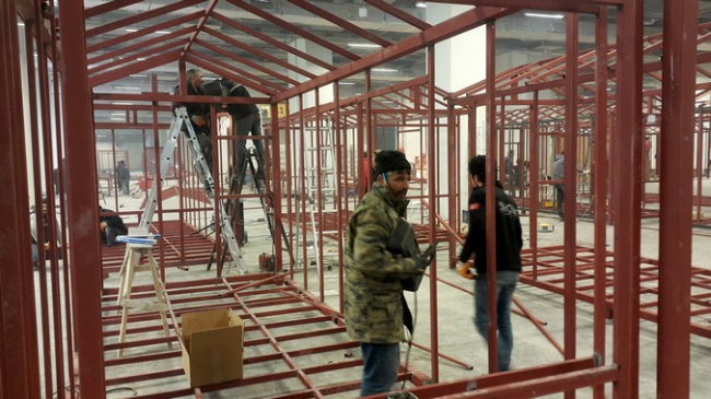 Gönüllü Mimar ve İşçiler Depremzedeler İçin "Taşınabilir Afet Evi" Üretiyor