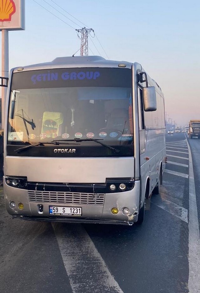 İşçi Servisi İle Otomobil Çarpıştı