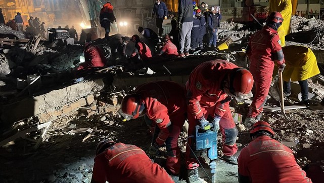 Tekirdağ İtfaiye Ekibi, Enkazdan Kurtardıkları Kişileri Ailelerinden Biri Olarak Görüyor