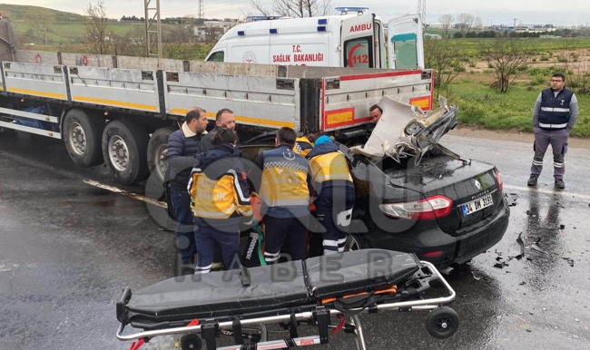 Çorlu'da Peş Peşe Kaza! Otomobil Kazayı Görüp Yavaşlayan Tıra Çarparak Altına Girdi, 3'ü Ağır 5 Yaralı