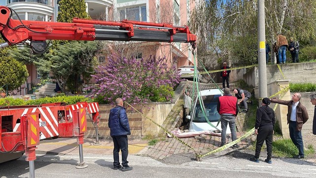 Otomobil Çöken Yolda Oluşan Çukura Düştü