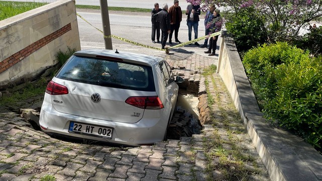 Otomobil Çöken Yolda Oluşan Çukura Düştü