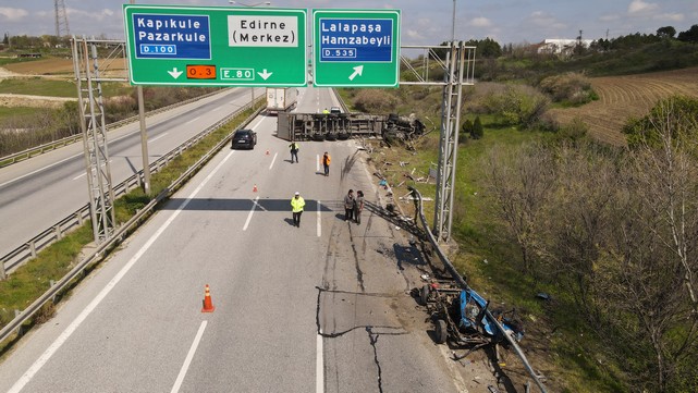Beyaz Eşya Yüklü Tır Kamyonetle Çarpıştı