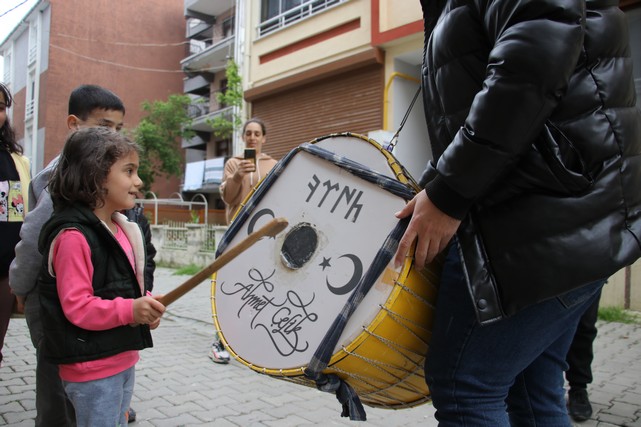 Tekirdağlı Müzisyen Davul Çalarak Depremzede Çocuklara Moral Verdi