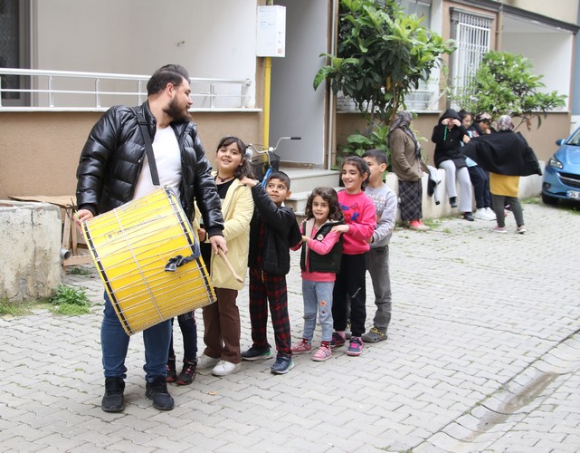 Tekirdağlı Müzisyen Davul Çalarak Depremzede Çocuklara Moral Verdi