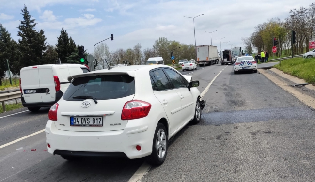 Kırmızı Işıkta Duran Otomobile Arkadan Çarptı, 2 Yaralı