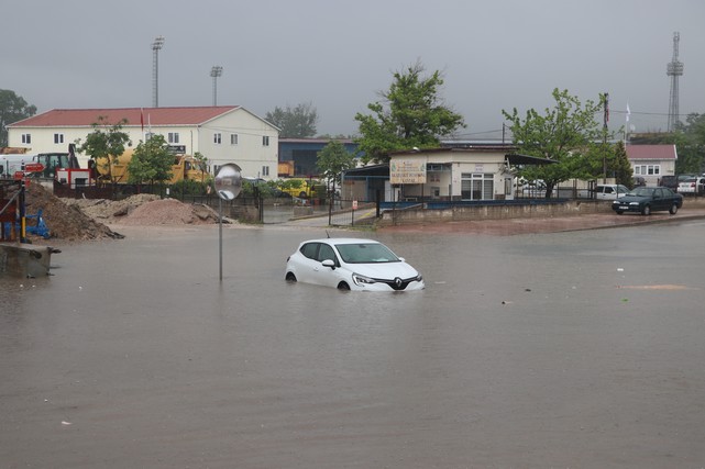 Suda Mahsur Kalan Otomobilin Sürücüsünü İtfaiye Kurtardı