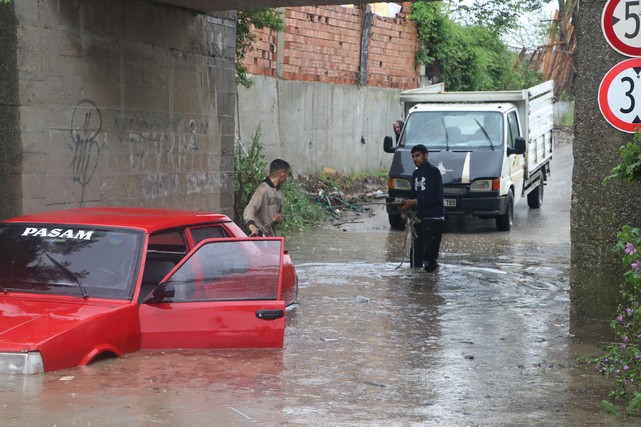 Suda Mahsur Kalan Otomobilin Sürücüsünü İtfaiye Kurtardı