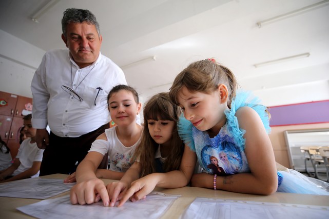 Okullarda Öğrenciler Karnelerini Aldı