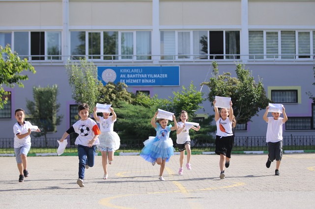 Okullarda Öğrenciler Karnelerini Aldı