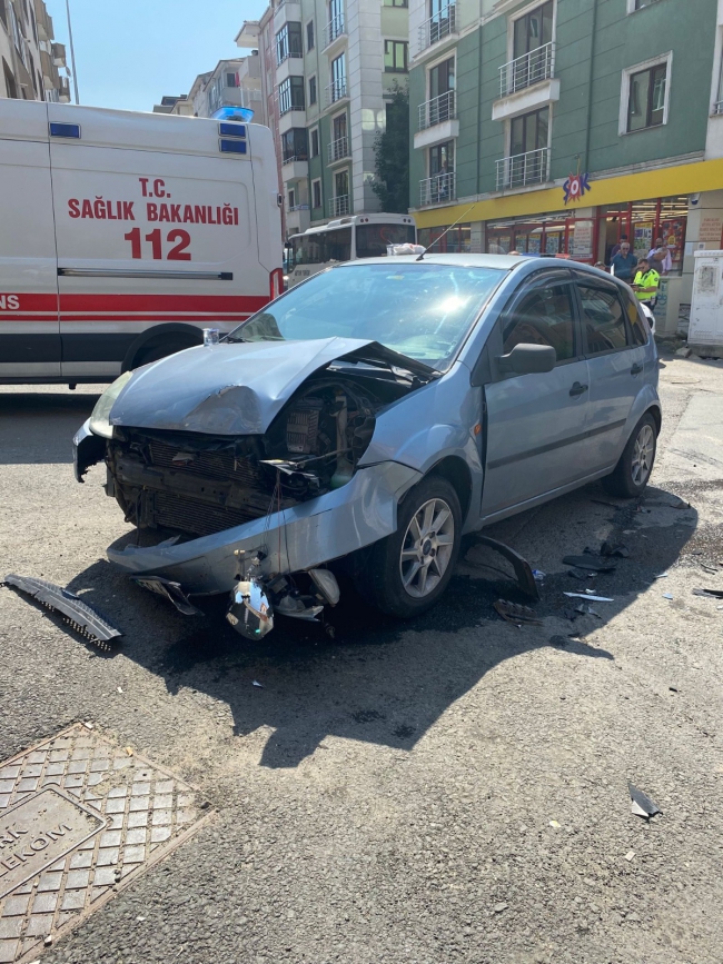 Otomobil İle Hafif Ticari Araç Çarpıştı, 2 Yaralı
