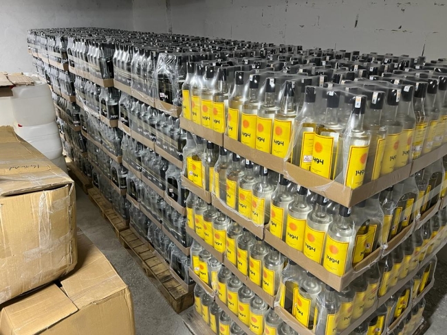 Evi Sahte İçki Fabrikasına Çevirmişler! Binlerce Sahte İçki Ele Geçirildi