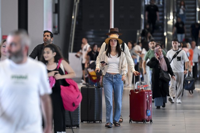 İstanbul'da Havalimanı ve Otogarda Tatil Dönüşü Yoğunluğu