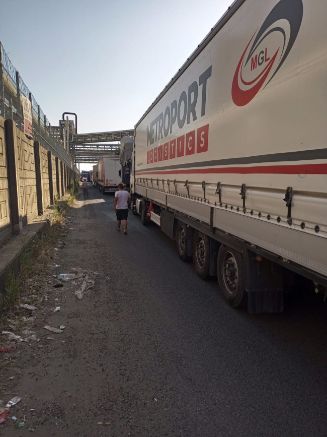 İşçiler Her Gün Bu Çileyi Çekiyor! Evlerine Gitmek İçin Saatlerce Bekliyorlar