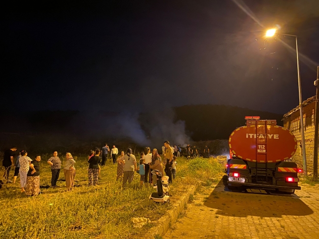 Tarlaya Bırakılan Saman Balyaları Yandı