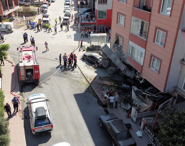 Bilecik'te Freni Patlayan Kamyon Ortalığı Savaş Alanına Çevirdi,3 Yaralı