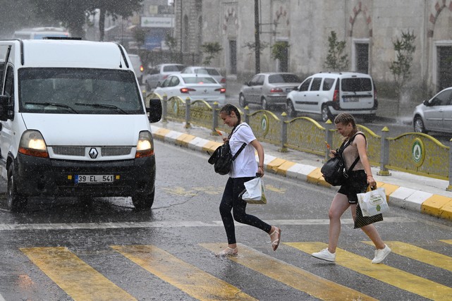 Sağanak Aniden Bastırdı, Caddelerde Su Birikintileri Oluştu
