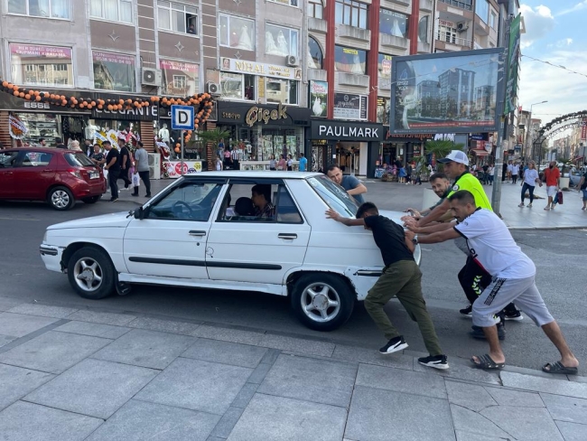 Trafik Polisi Yolda Kalan Aracı Vatandaşlarla Kenara İterek Trafiği Açtı
