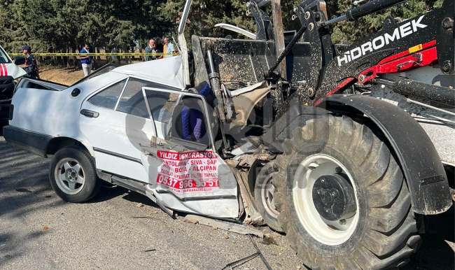 Feci Kaza! Kepçeyle Otomobil Çarpıştı, 1 Ölü