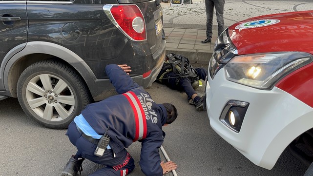 2 Saat Mücadele Veren İtfaiye Ekipleri Yavru Kediyi Çıkarttı