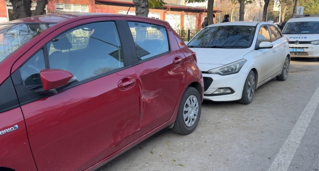 Sahibinin Elinden Kaçan At 5 Araca Zarar Verdi