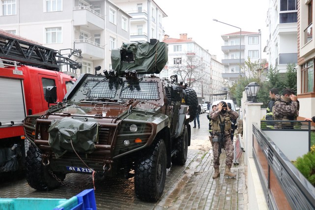 Eşini Silah Zoruyla Rehin Tutan Koca, Özel Harekat Polislerince Gözaltına Alındı