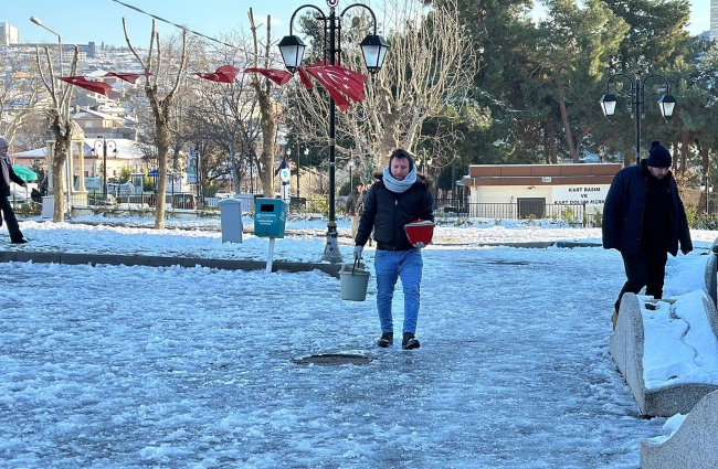 Tekirdağ'da Buzlanan Yolları Esnaf Tuzladı