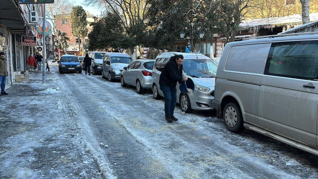 Tekirdağ'da Buzlanan Yolları Esnaf Tuzladı