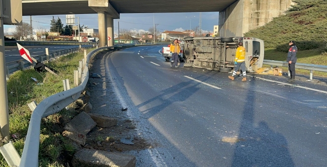 Bariyere Çarpan Minibüs Devrildi, 1 Ölü 1 Yaralı
