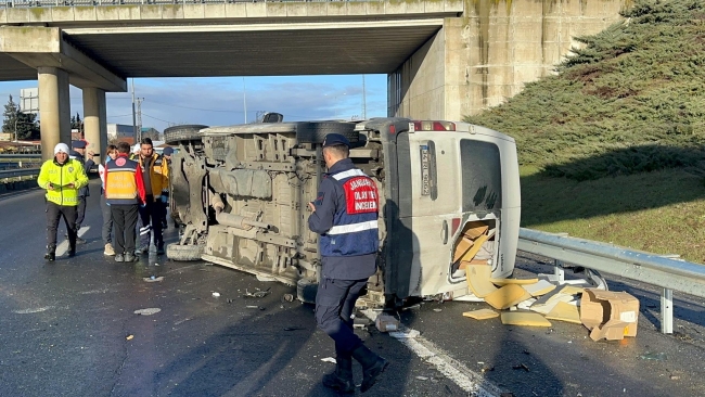 Bariyere Çarpan Minibüs Devrildi, 1 Ölü 1 Yaralı