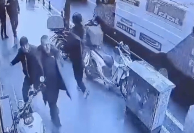 Sokakta Takip Ettiği Husumetlisinin Başına Taşla Vurdu