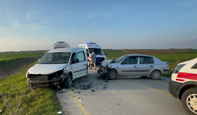 Hafif Ticari Araçla Otomobil Çarpıştı, 2'si Çocuk 7 Yaralı