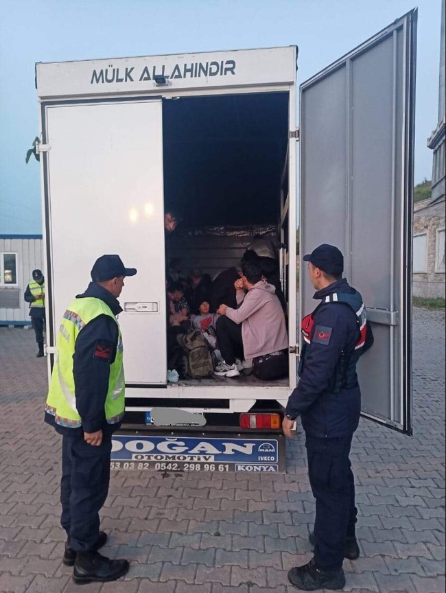 Tekirdağ'da Kamyonet ve Minibüste 51 Kaçak Göçmen Yakalandı