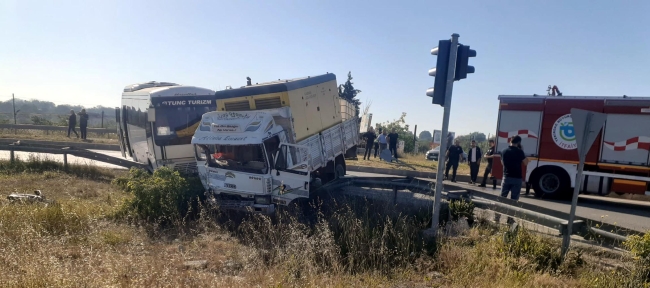 Kamyonet Kırmızı Işıkta Bekleyen İşçi Servislerine Çarptı, 18 Yaralı
