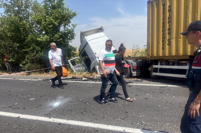 Karşı Şeride Geçen Otomobil, TIR İle Çarpıştı! 1 Ölü 1 Yaralı