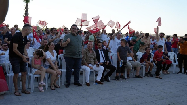 Marmaraereğlisi'nde Tatilciler, Türkiye-Gürcistan Maçını Sahilde İzledi