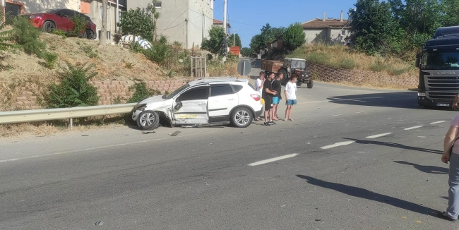 Taksiyle Otomobil Çarpıştı, 6 Yaralı
