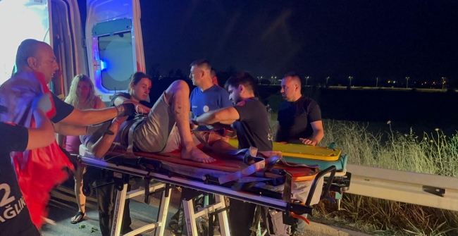 Otomobil Bariyerlere Çarpıp Tarlaya Uçtu, 2 Ölü 1 Ağır Yaralı