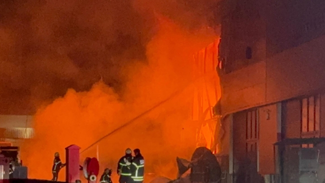 Çorlu'da Kimyasal Maddelerin Bulunduğu Depoda Yangın