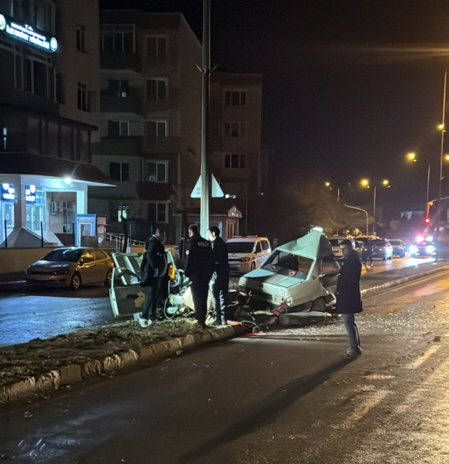 Otomobil aydınlatma direğine çarpıp ikiye bölündü, 2 ağır yaralı