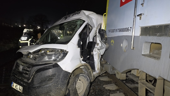 Tren Servis Minibüsüne Çarptı! 1'i Ağır 4 Yaralı