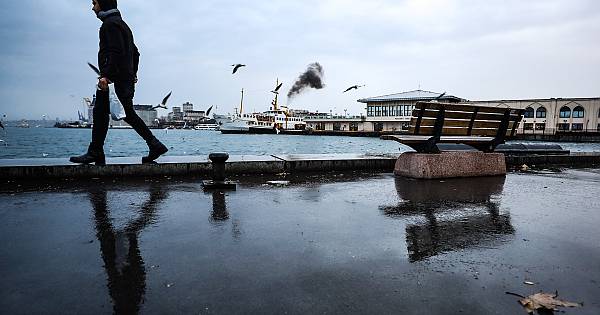 İstanbul'da sabah saatlerinde Kadıköy bölgesinde başlayan yağmur zaman zaman etkili oldu.