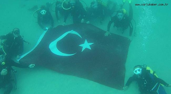 30 Ağustos Zafer Bayramında Türk Bayrağı Marmara Denizinde Dalgalandı