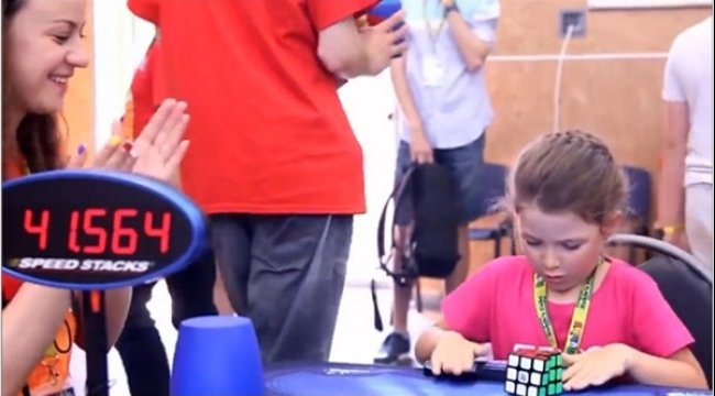 6 yaşında ama Rubik küpünü 41 saniyede çözdü