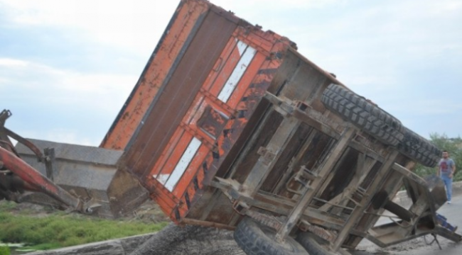 Devrilen Römorktaki 1 Ton Ayçiçeği Yere Döküldü