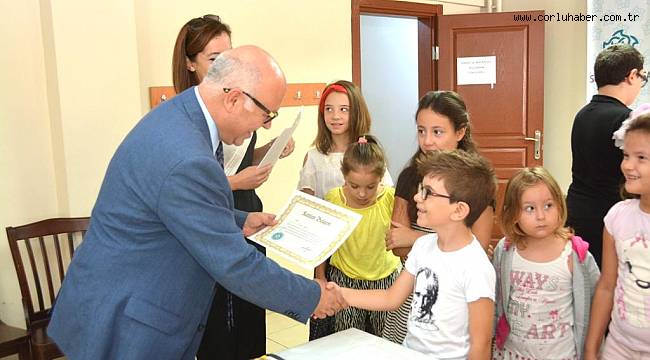 Öğrenciler Sertifikalarını Başkan Eşkinat'ın Elinden Aldı