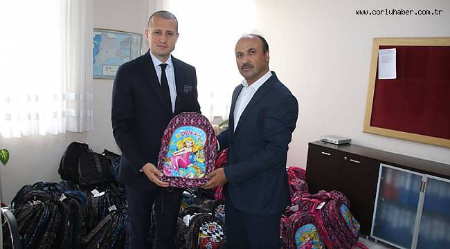 Okula Yeni Başlayan Öğrencilere Çanta ve Kırtasiye Seti Dağıtıldı