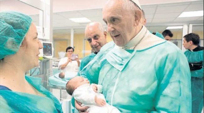 Papa’nın bebek sevgisi