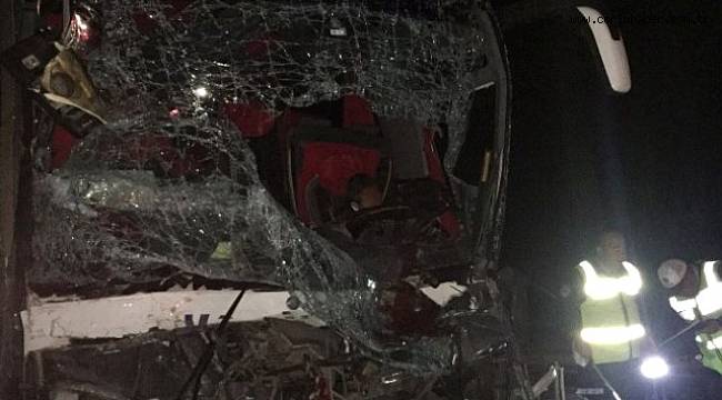 Tur Otobüsü Tıra Çarptı: 1 Ölü, 38 Yaralı