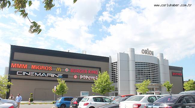 Yaşgününü hediyeler dağıtarak kutluyor